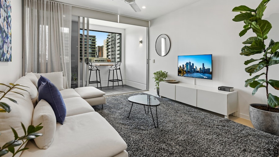 Stellar Location With Parking, Pool & Gym Access