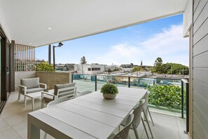 Balcony - Gorgeous 3-bed Apartment With City Views (Brisbane)