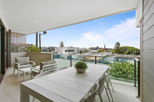 Gorgeous 3-bed Apartment With City Views