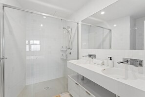 Appartement | Badkamer | Een bad, een haardroger, handdoeken, zeep
