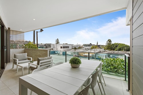 Gorgeous 3-bed Apartment With City Views