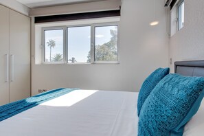 1 bedroom, laptop workspace, bed sheets - Explore Sydney From Stylish North Shore Apartment (Sydney)