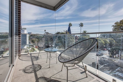 Explore Sydney From Stylish North Shore Apartment