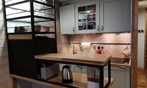 Kjøleskap, mikrobølgeovn, oppvaskmaskin og kaffetrakter/tekoker