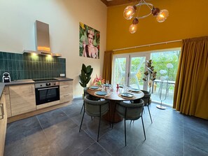 Jääkaappi, uuni, liesi, astianpesukone