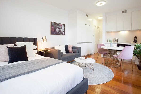 Departamento | 1 habitación, tabla de planchar con plancha y ropa de cama 