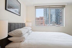 3 habitaciones, tabla de planchar con plancha y ropa de cama 