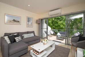 Apartment | Living room - Generous 2-bed Townhouse With A Private Balcony (North Batemans Bay)