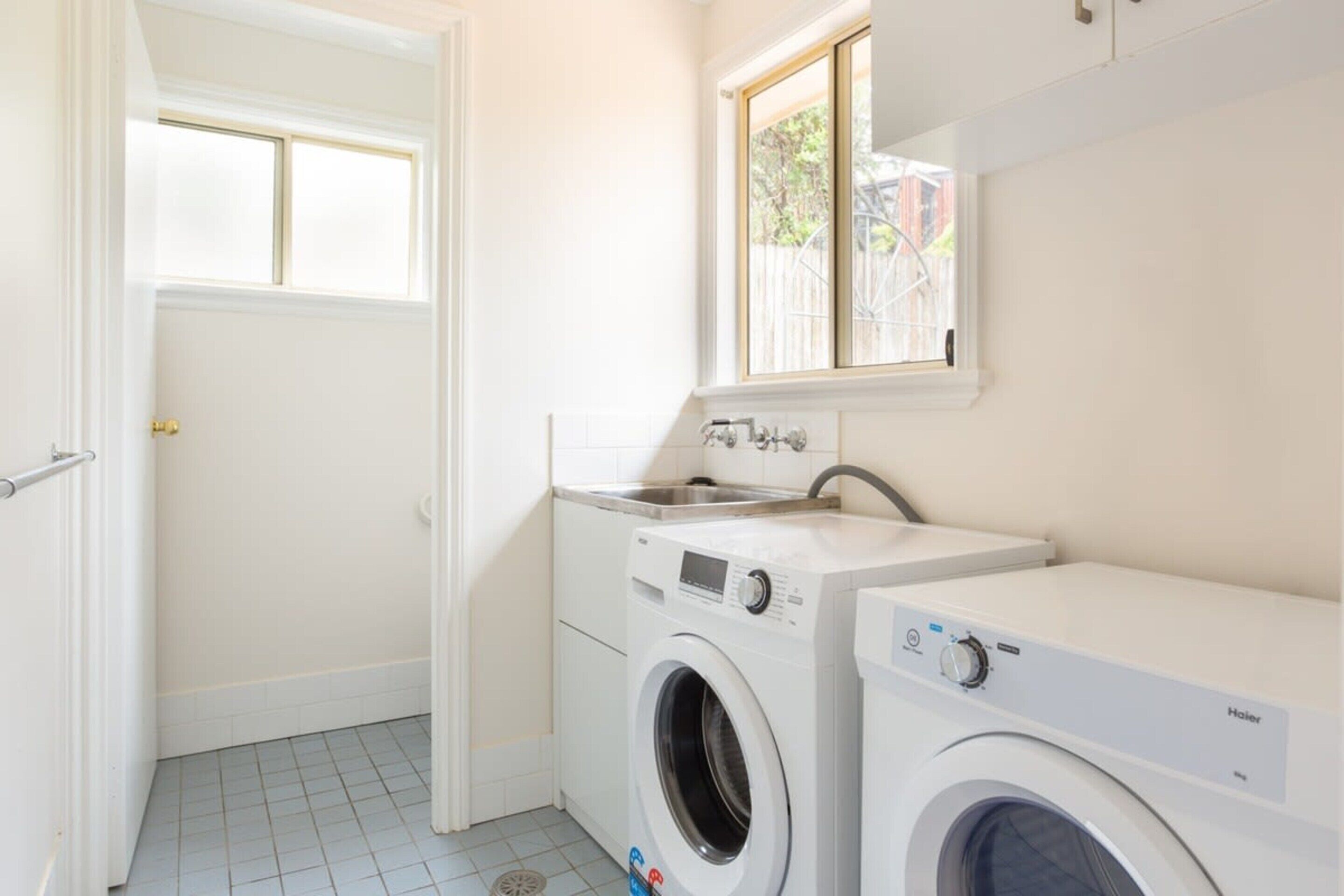 Apartment | Bathroom | Bathtub, towels