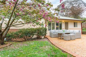 Apartment | Terrace/patio - Stunning Katoomba Home With Lush Garden&playground (Katoomba)