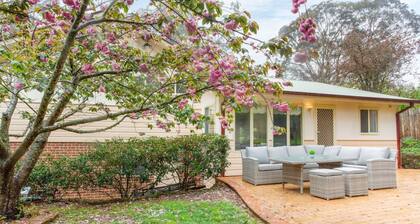 Stunning Katoomba Home With Lush Garden&playground