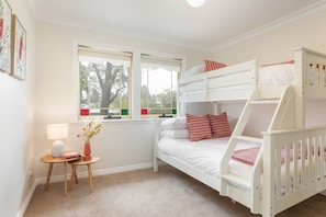 3 bedrooms, bed sheets - Stunning Katoomba Home With Lush Garden&playground (Katoomba)