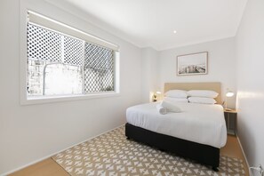 Apartment | 2 bedrooms, iron/ironing board, bed sheets