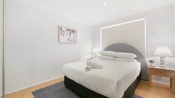 2 habitaciones, tabla de planchar con plancha y ropa de cama