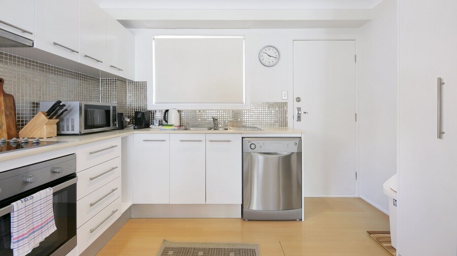 Ground Floor 2-bed Mermaid Beach Pad With Parking