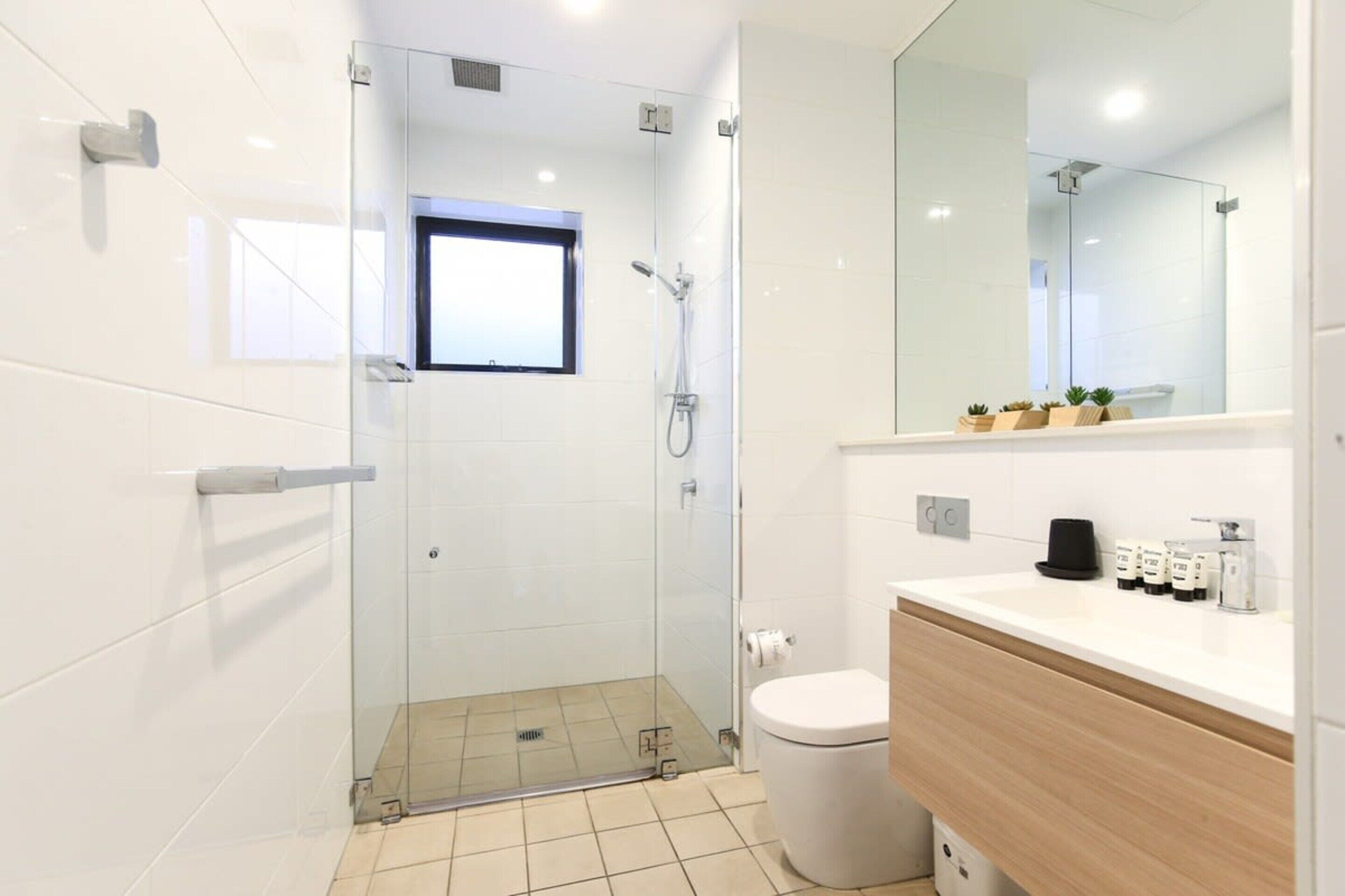 Apartment | Bathroom | Hair dryer, towels, soap, shampoo