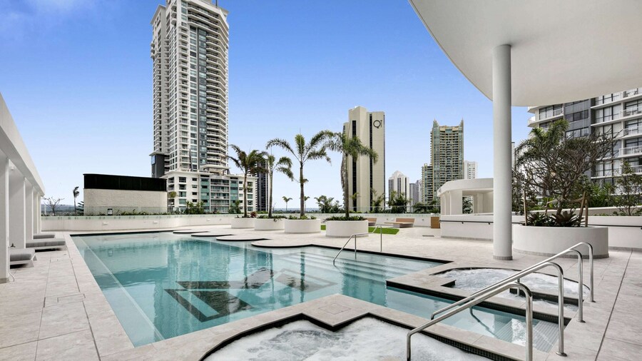 Luxe Oceanfront 1-bed High Rise With Pool & Gym