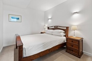 Apartment | 1 bedroom, laptop workspace, iron/ironing board, bed sheets