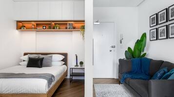 1 habitación, tabla de planchar con plancha y ropa de cama