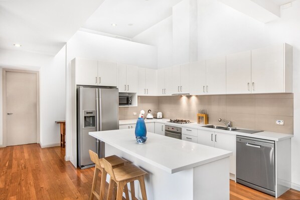 Apartment | Private kitchen - 2-bed Apartment With Parking & Balcony Near Trains (Melbourne)