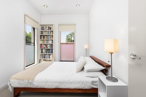 Apartment | 2 bedrooms, laptop workspace, iron/ironing board, bed sheets - 2-bed Apartment With Parking & Balcony Near Trains (Melbourne)