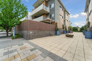 Apartment | Exterior - Tranquil 1-bed Apartment With Courtyard, Pool, BBQ (Canberra)