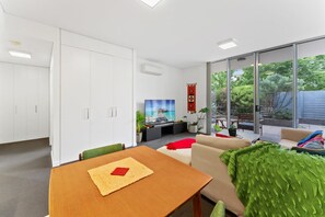 Apartment | Living area - Tranquil 1-bed Apartment With Courtyard, Pool, BBQ (Canberra)