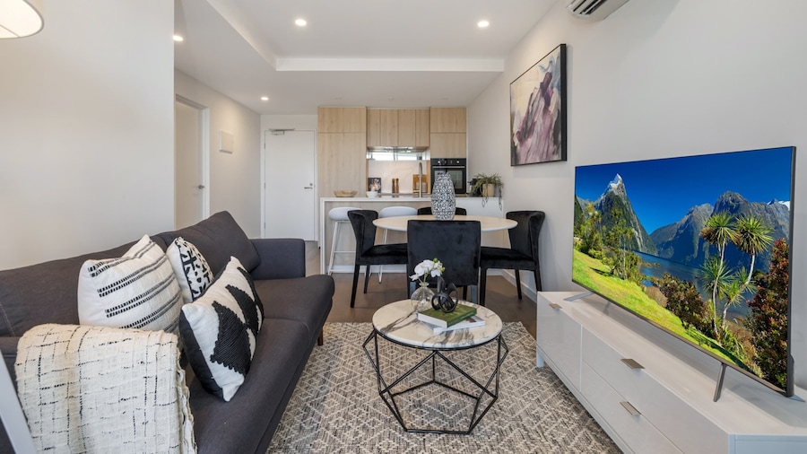 Chic 1-bed With Parking, Gym, Pool & City Views