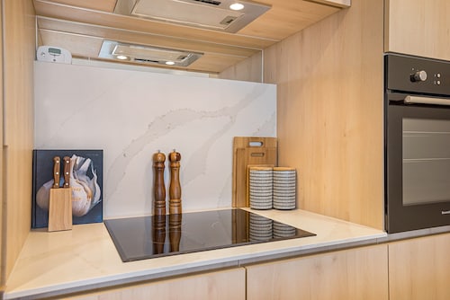 Chic 1-bed With Parking, Gym, Pool & City Views