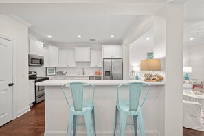 Kjøleskap, mikrobølgeovn, ovn og oppvaskmaskin