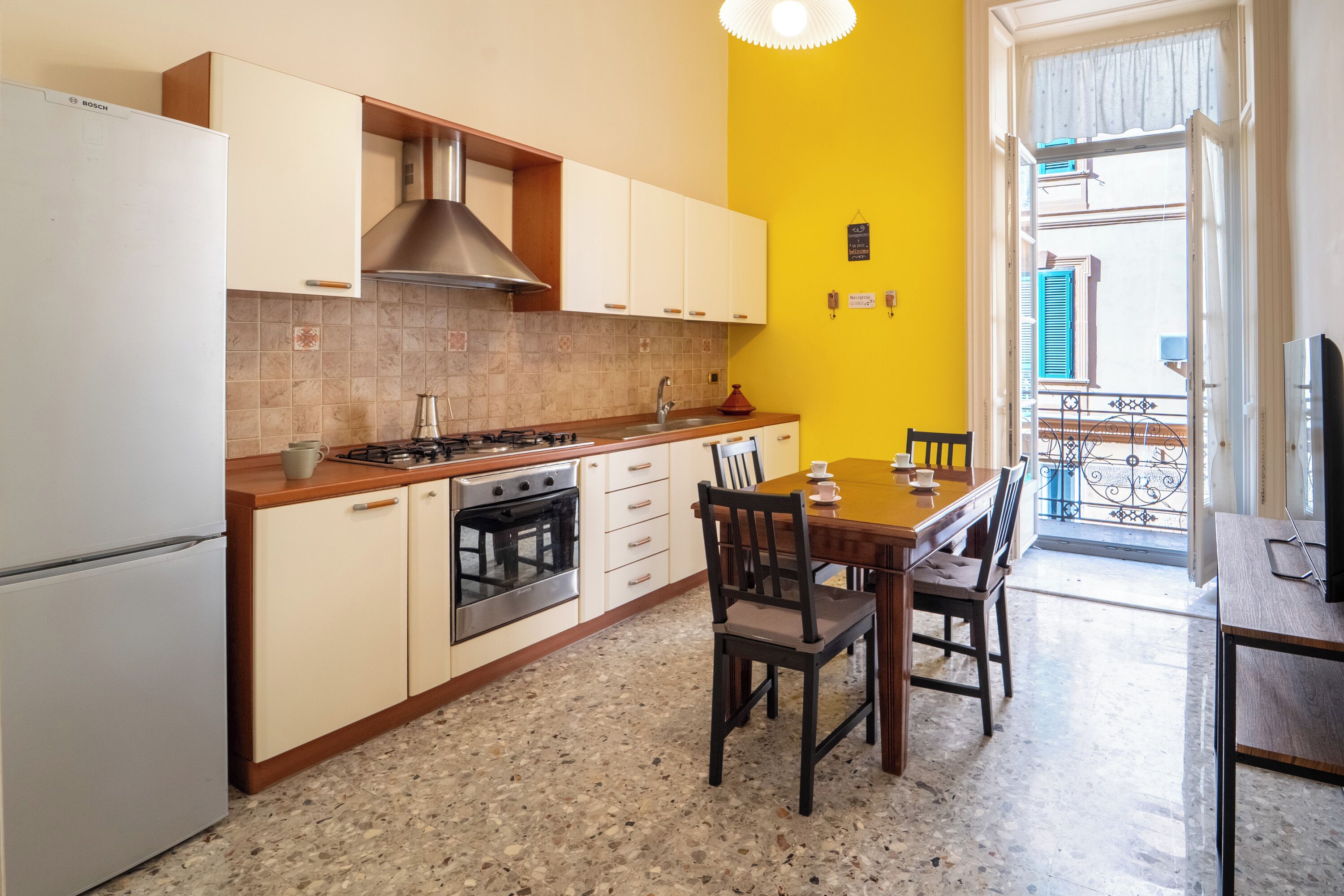 Peti sejuk, ketuhar, dapur, cerek elektrik 