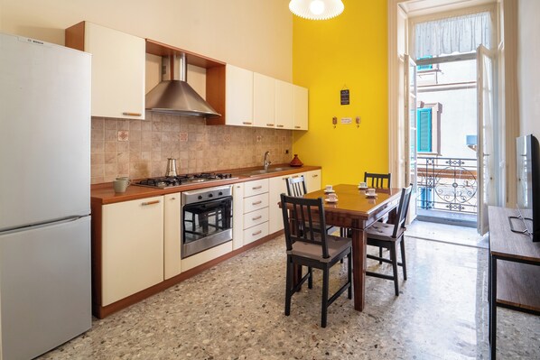 ثلاجة، فرن، موقد طهي مسطح، مستلزمات طهي/أطباق/أوعية