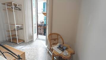 Appartamento Basic, balcone | Ferro/asse da stiro, Wi-Fi gratuito