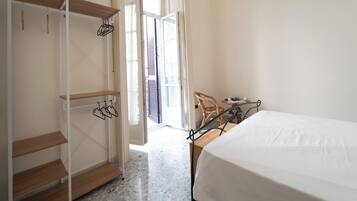 Appartamento Basic, balcone | Ferro/asse da stiro, Wi-Fi gratuito