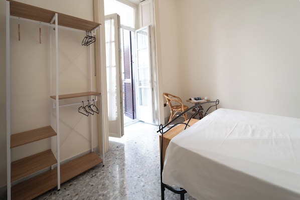 Appartamento Basic, balcone | Ferro/asse da stiro, Wi-Fi gratuito