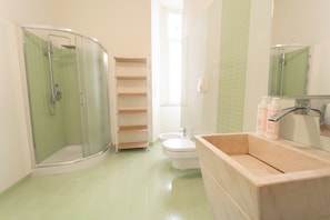 Appartamento Basic, balcone | Bagno | Doccia, asciugacapelli, asciugamani, sapone