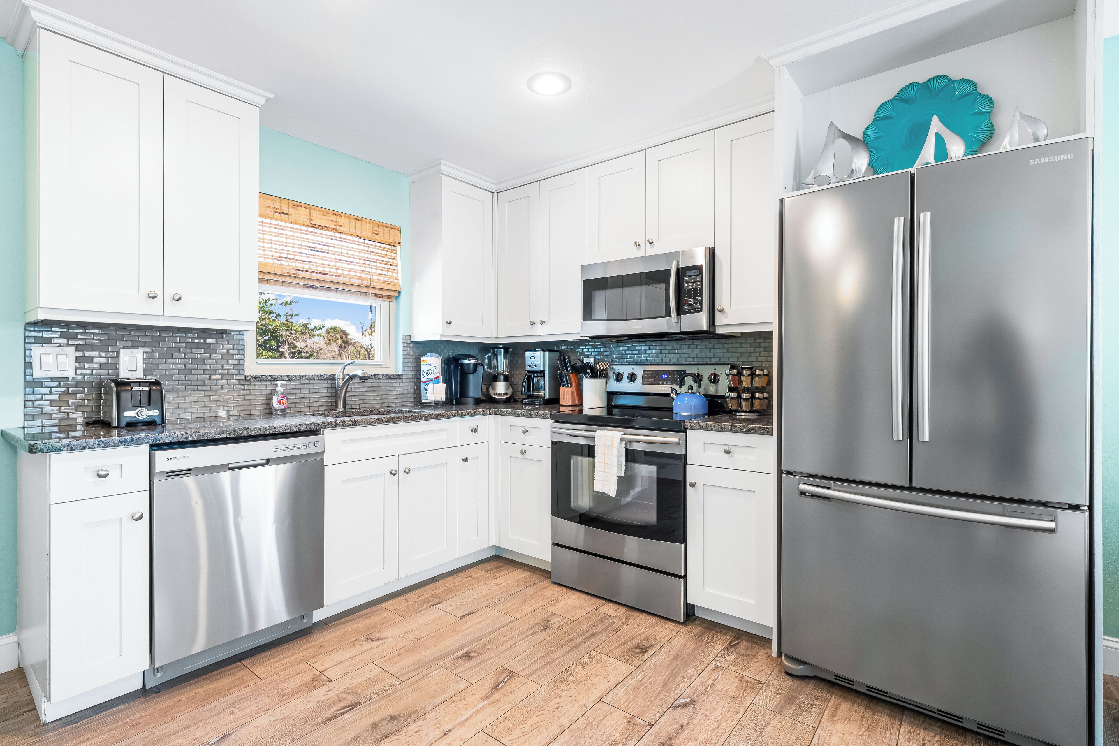 Refrigerador, microondas, horno y parrilla de estufa 