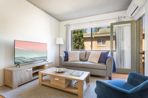 Living room - Unit With Balcony, Backyard and Parking Near Shops (Sydney)