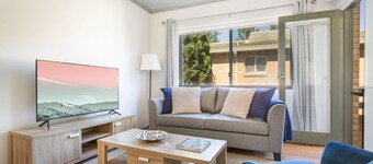 Unit With Balcony, Backyard and Parking Near Shops