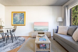 Living room - Unit With Balcony, Backyard and Parking Near Shops (Sydney)