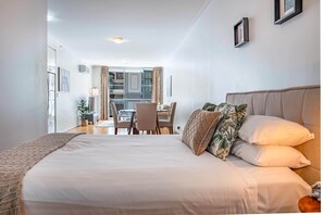 1 bedroom, laptop workspace, iron/ironing board, bed sheets - Stylish Studio With Pool & Gym in Heart of Sydney (Sydney)