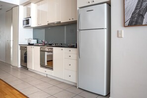 House | Private kitchen | Fridge, microwave, oven, dishwasher - Stylish Studio With Pool & Gym in Heart of Sydney (Sydney)