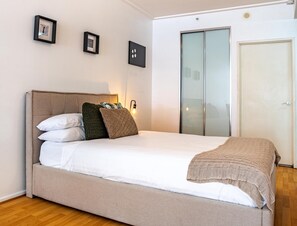 House | 1 bedroom, laptop workspace, iron/ironing board, bed sheets - Stylish Studio With Pool & Gym in Heart of Sydney (Sydney)