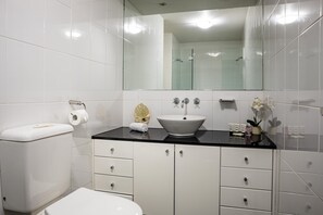 Bathroom - Stylish Studio With Pool & Gym in Heart of Sydney (Sydney)