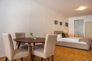 Dining - Stylish Studio With Pool & Gym in Heart of Sydney (Sydney)