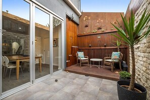 Apartment | Outdoor dining - Unique 2- Storey Victorian Terrace Near Errol St (Melbourne)