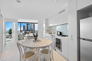 Private kitchen - Breathtaking City Views 1-bed With Pool, BBQ & Gym (Brisbane)