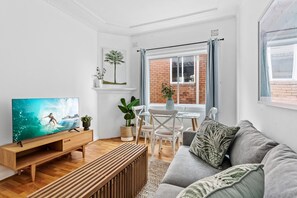 Apartment | Living room - Bondi 2-bed Apartment With Awesome Sunrise Views (Sydney)