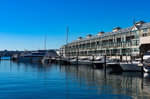 Inner-city Apartment Minutes Walk to Dining Hubs