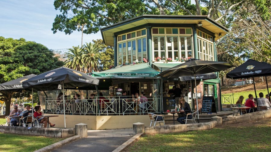 Inner-city Apartment Minutes Walk to Dining Hubs